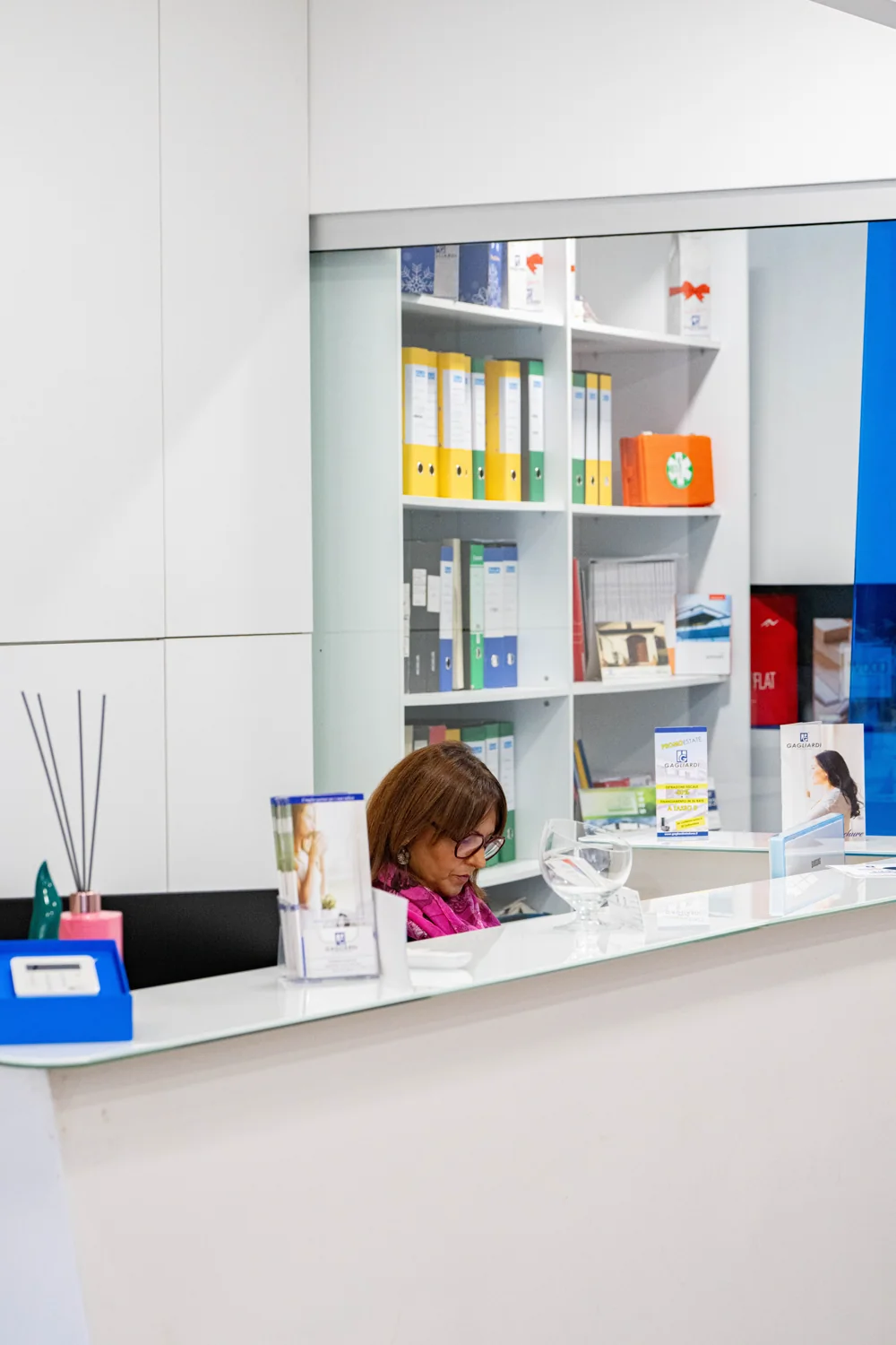 Una collaboratrice al banco di accoglienza dello showroom Gagliardi Windows