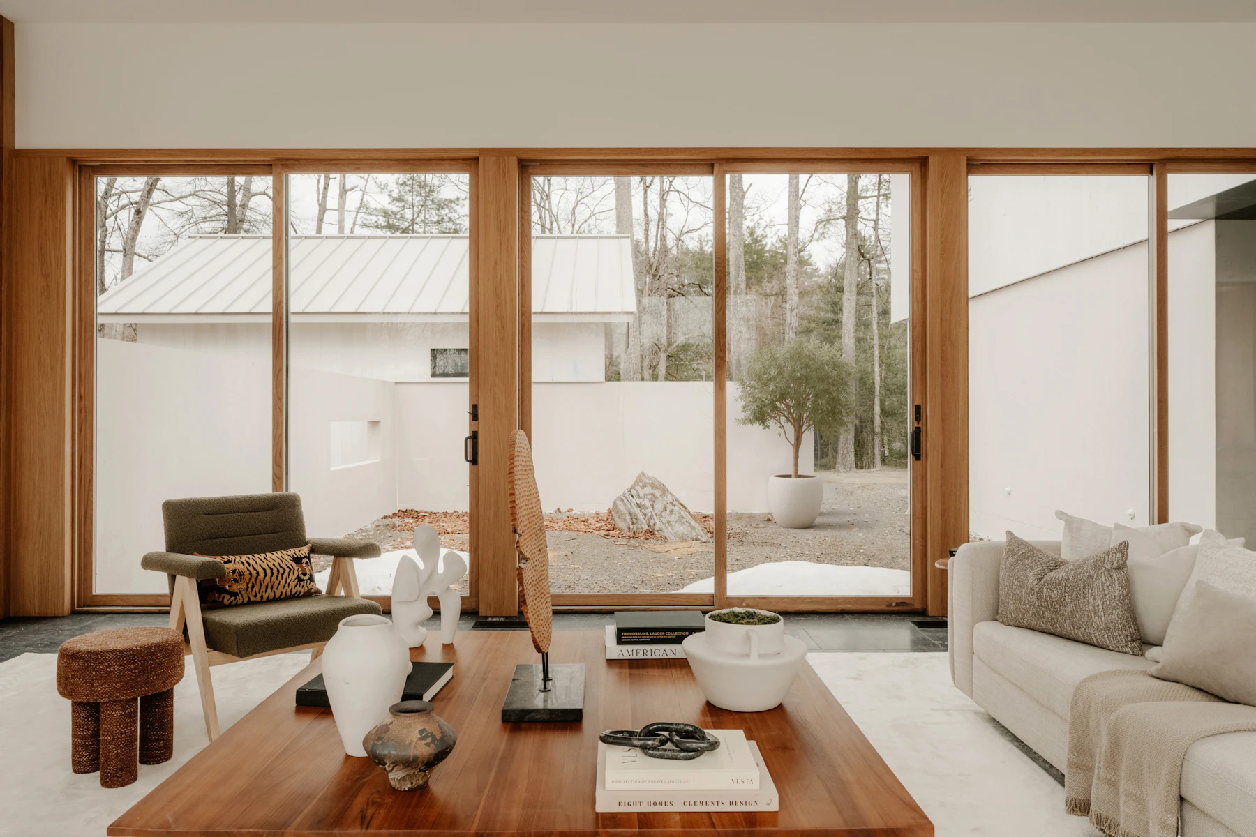 Ambiente residenziale con grandi vetrate in legno: immagine di ispirazione