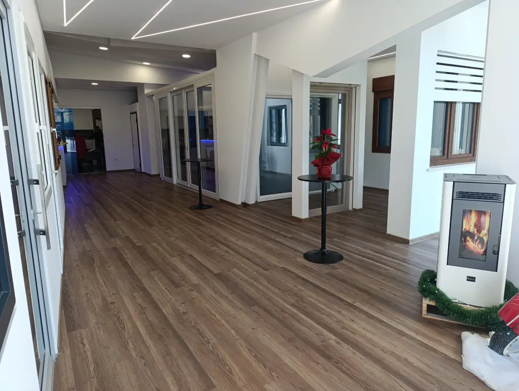 Panoramica dello showroom Gagliardi Windows con serramenti esposti